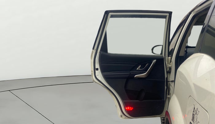 2018 Mahindra XUV500 W11(O), Diesel, Manual, 87,270 km, LHS Rear Door