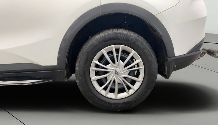 2021 Mahindra XUV700 AX 3 P MT 5 STR, Petrol, Manual, 40,193 km, Left Rear Wheel