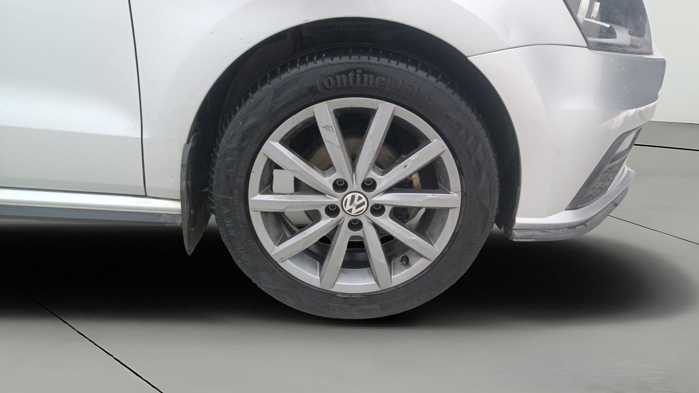 2021 Volkswagen Polo HIGHLINE PLUS 1.0, Petrol, Manual, 1,08,645 km, Right Front Wheel