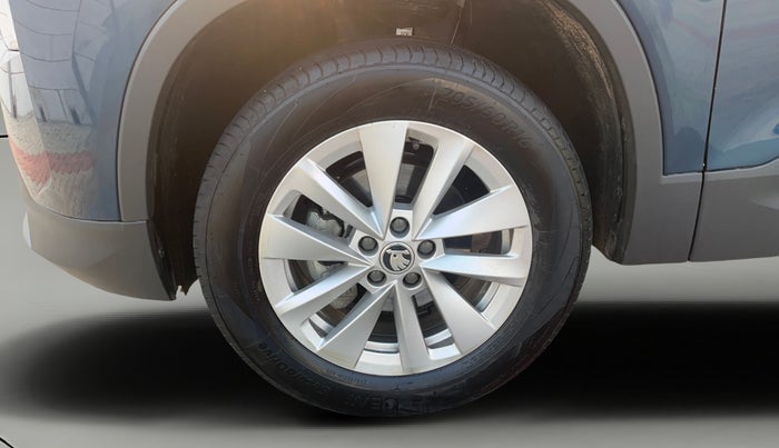 2025 Skoda KUSHAQ  Signature 1.0L TSI MT , Petrol, Manual, 4,742 km, Left Front Wheel