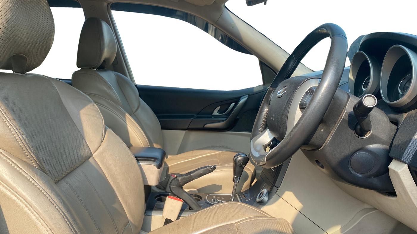 2017 Mahindra XUV500 W10 AT 1.99, Diesel, Automatic, 1,06,848 km, Right Side Front Door Cabin