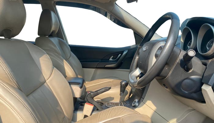 2017 Mahindra XUV500 W10 AT 1.99, Diesel, Automatic, 1,06,848 km, Right Side Front Door Cabin