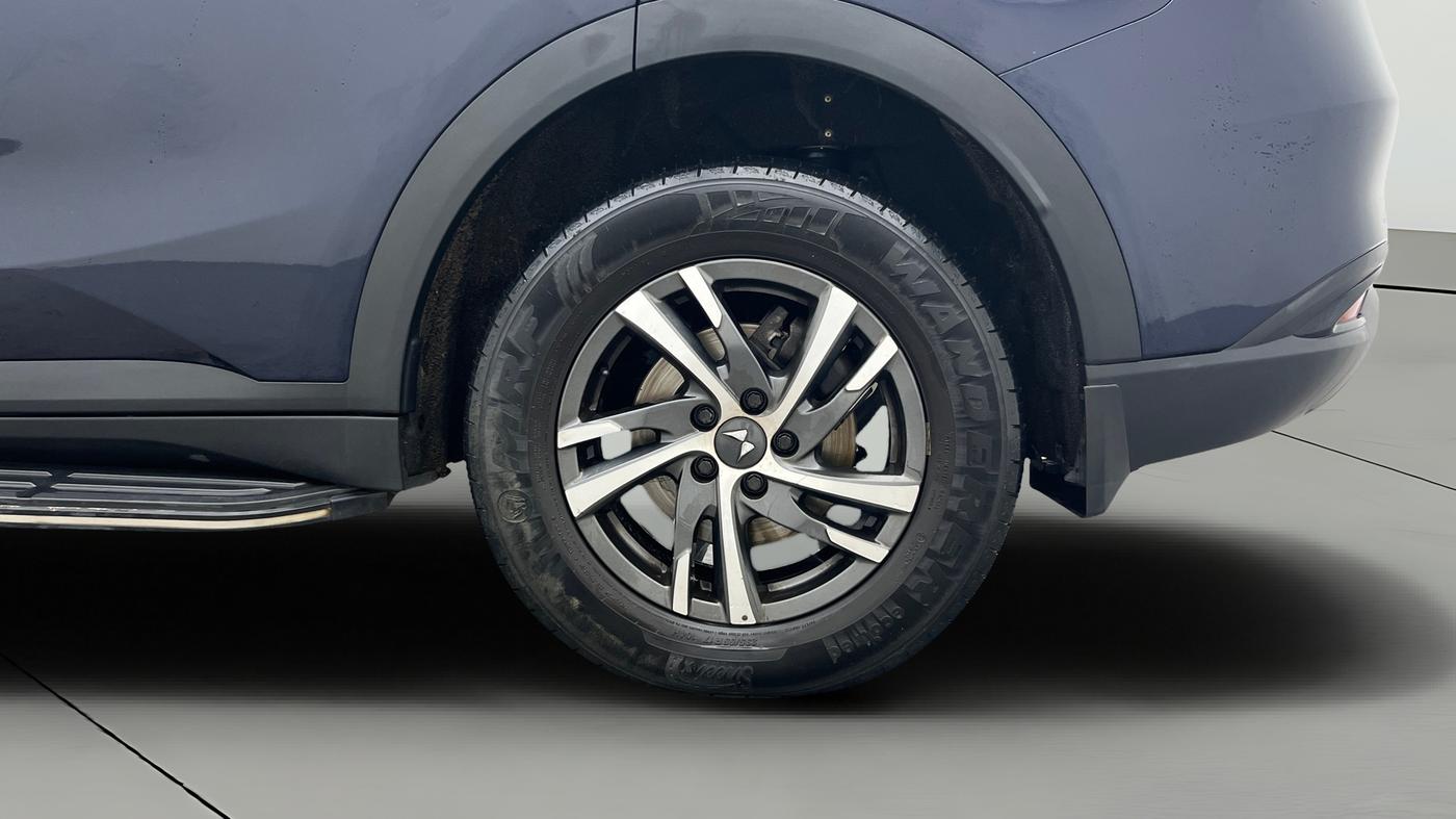 2022 Mahindra XUV700 AX 5 P AT 5 STR, Petrol, Automatic, 30,700 km, Left Rear Wheel