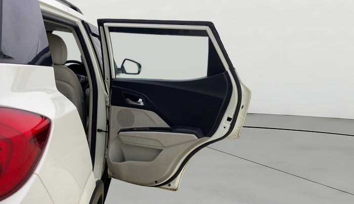 2023 Mahindra XUV300 W8 (O) 1.5 DIESEL AMT, Diesel, Automatic, 90,866 km, RHS Rear Door
