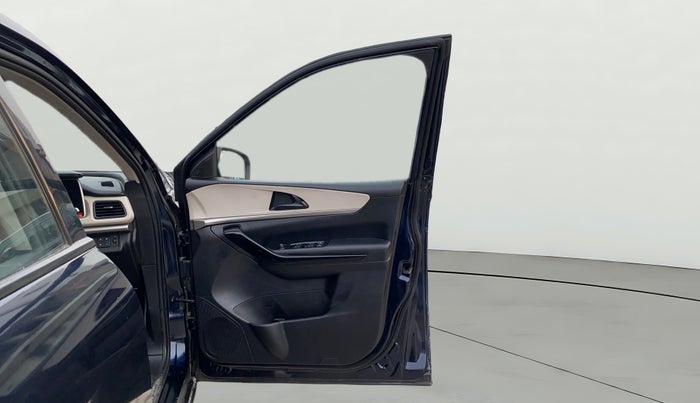 2022 Mahindra XUV700 AX 5 P MT 5 STR, Petrol, Manual, 69,318 km, RHS Front Door