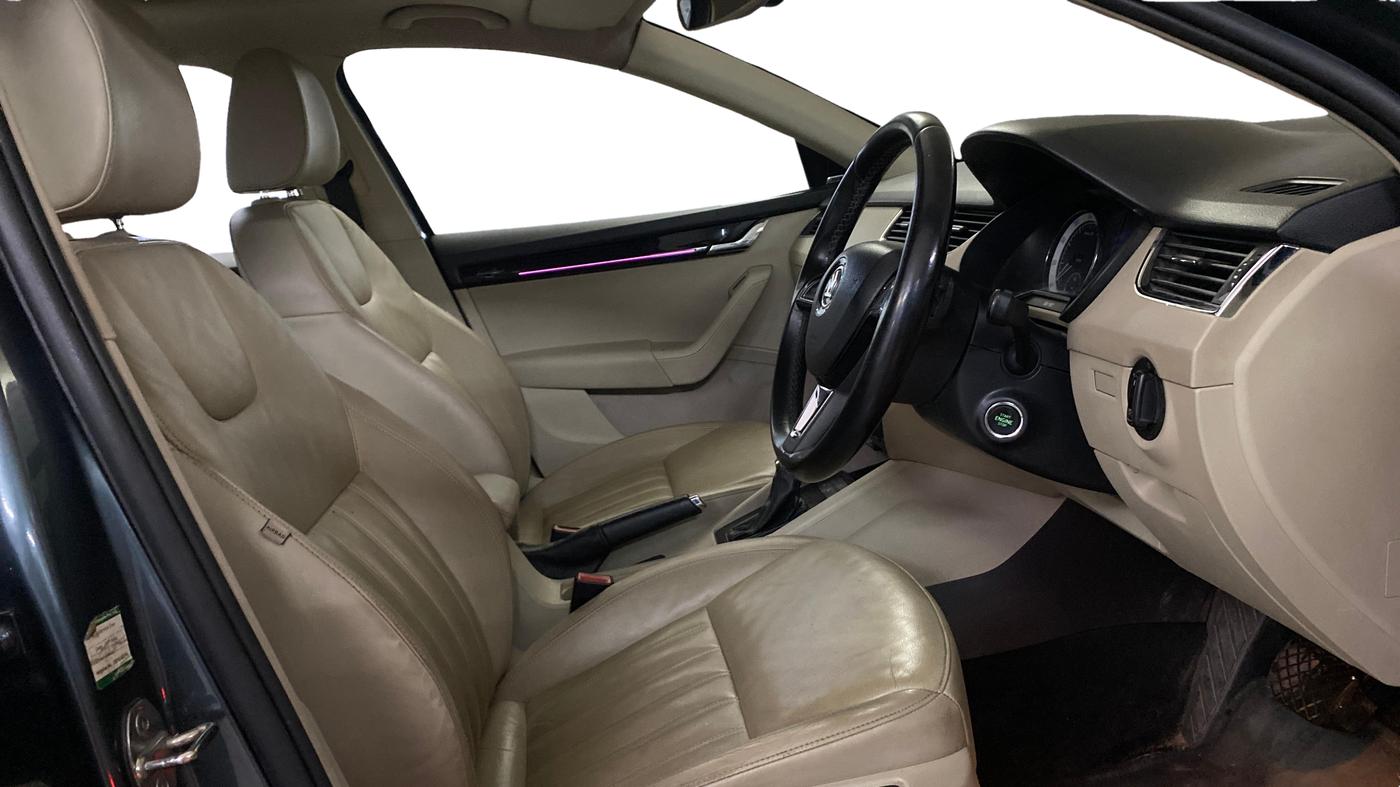 2018 Skoda Octavia L&K 1.8 TSI AT, Petrol, Automatic, 1,13,786 km, Right Side Front Door Cabin