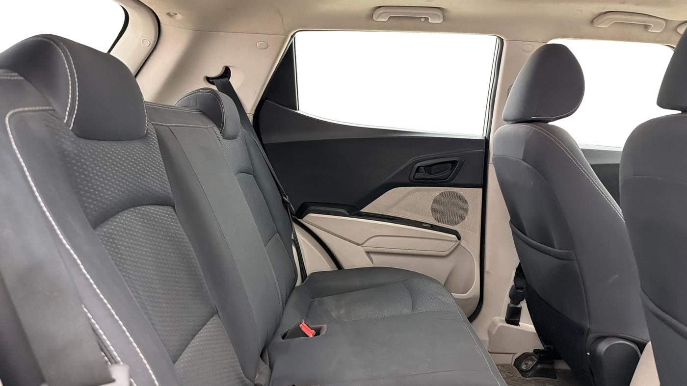 2022 Mahindra XUV300 W6 1.2 PETROL AMT, Petrol, Automatic, 27,895 km, Right Side Rear Door Cabin