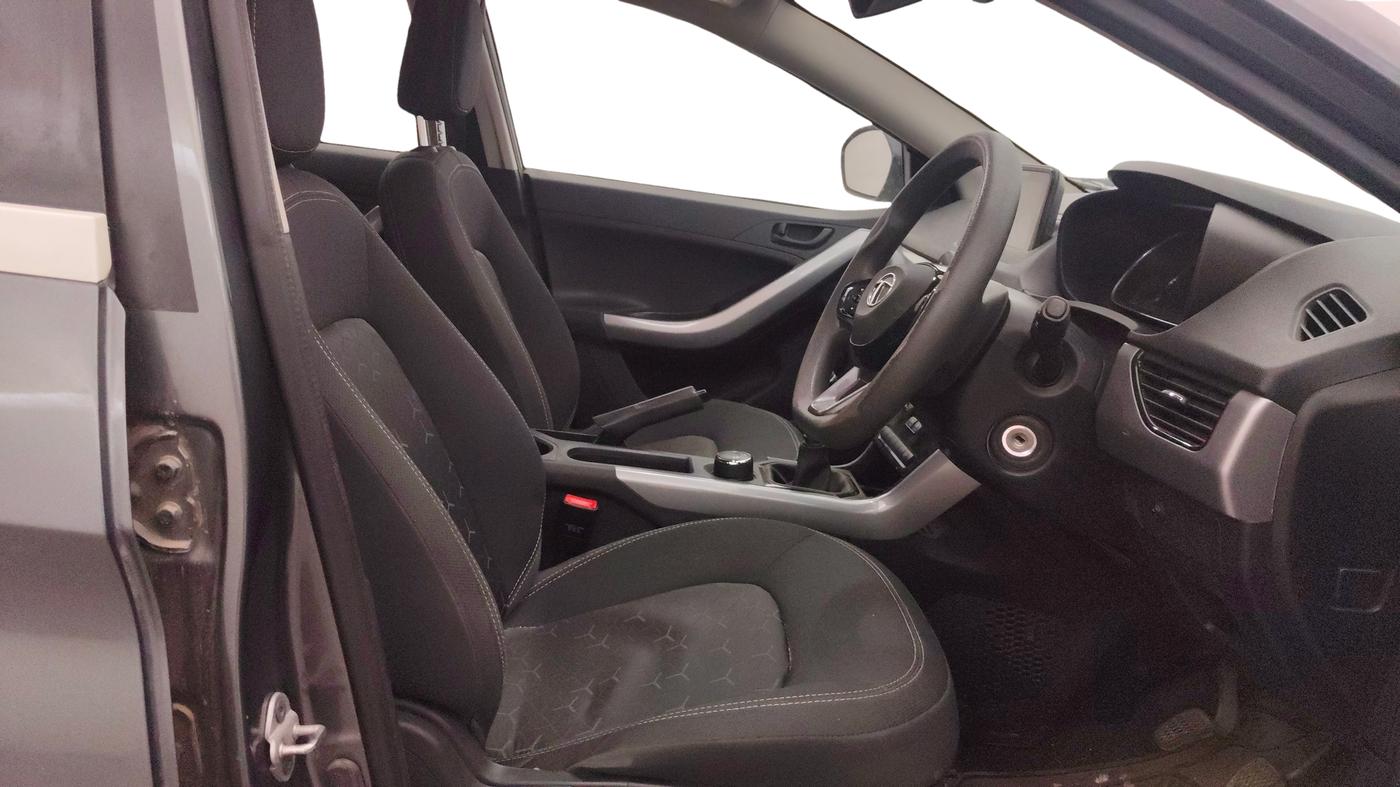 2023 Tata NEXON XM PLUS SUNROOF PETROL, Petrol, Manual, 35,466 km, Right Side Front Door Cabin
