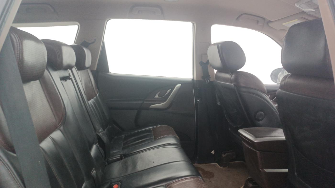 2013 Mahindra XUV500 W8, Diesel, Manual, 1,40,932 km, Right Side Rear Door Cabin