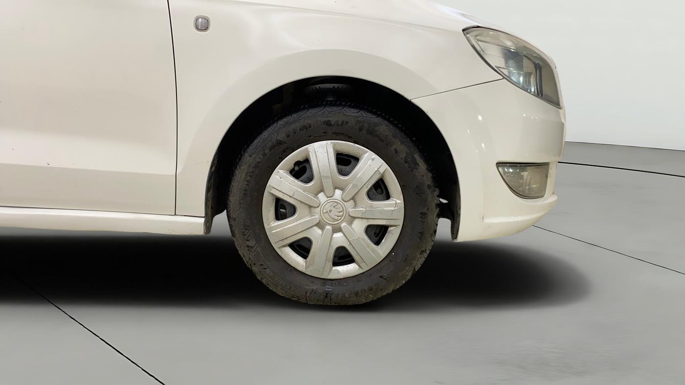 2014 Skoda Rapid AMBITION 1.6 MPI MT PLUS, Petrol, Manual, 76,277 km, Right Front Wheel