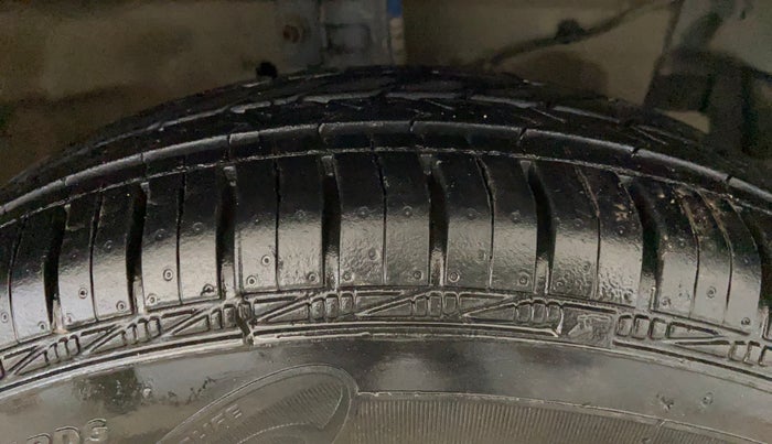 2016 Maruti Swift LXI (O), Petrol, Manual, 54,201 km, Right Front Tyre Tread