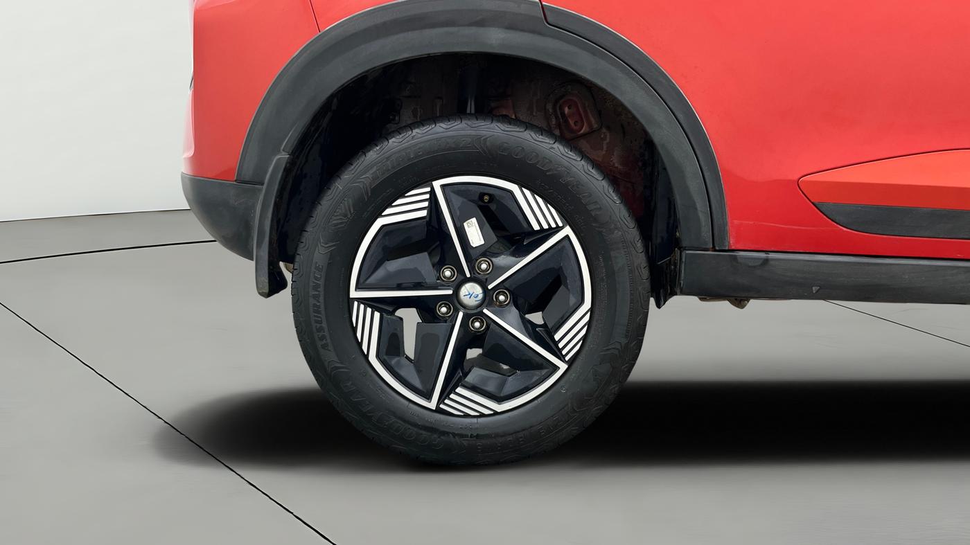 2024 Tata NEXON FEARLESS + DCA DUAL TONE 1.2 PETROL, Petrol, Automatic, 19,813 km, Right Rear Wheel