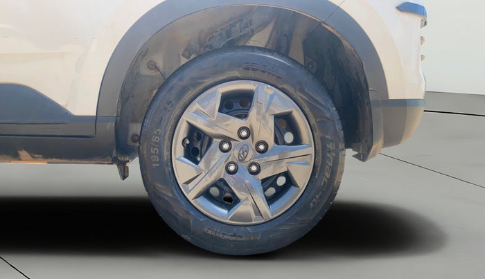 2023 Hyundai VENUE S 1.2, Petrol, Manual, 27,658 km, Left Rear Wheel