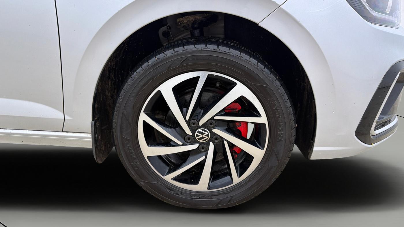 2022 Volkswagen VIRTUS TOPLINE TSI 1.0 MT, Petrol, Manual, 34,983 km, Right Front Wheel