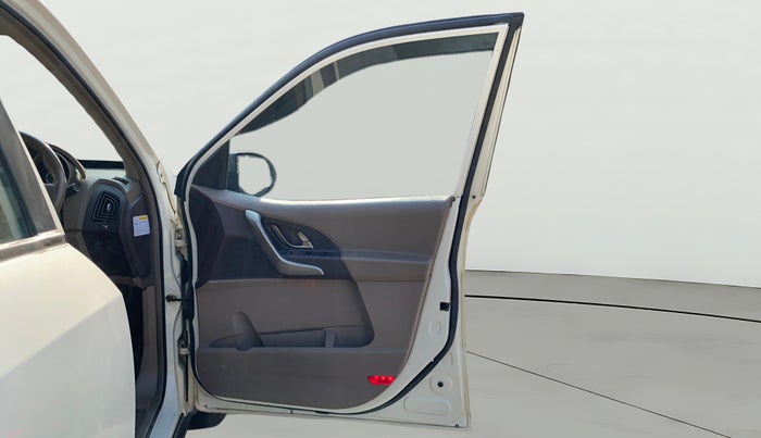 2015 Mahindra XUV500 W8, Diesel, Manual, 77,616 km, RHS Front Door