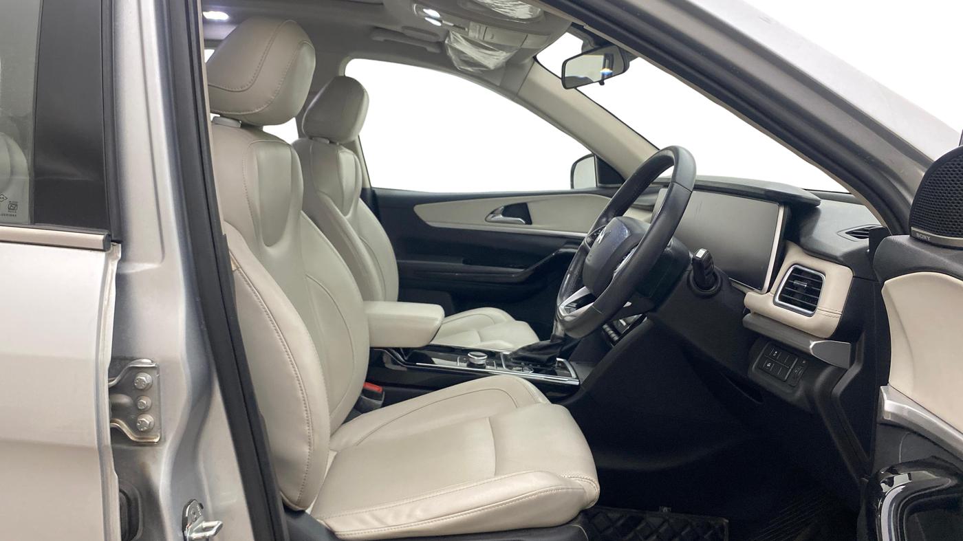 2022 Mahindra XUV700 AX 7 LUXURY P AT 7 STR, Petrol, Automatic, 1,43,645 km, Right Side Front Door Cabin