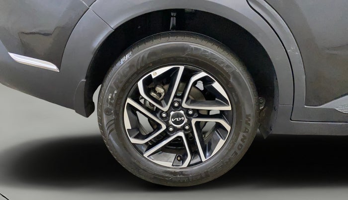 2022 KIA CARENS PRESTIGE PLUS 1.4 PETROL 7 STR, Petrol, Manual, 21,215 km, Right Rear Wheel
