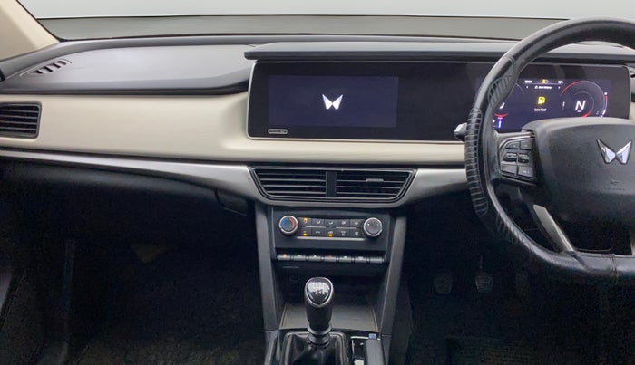 2022 Mahindra XUV700 AX 5 P MT 5 STR, Petrol, Manual, 72,134 km, Air Conditioner