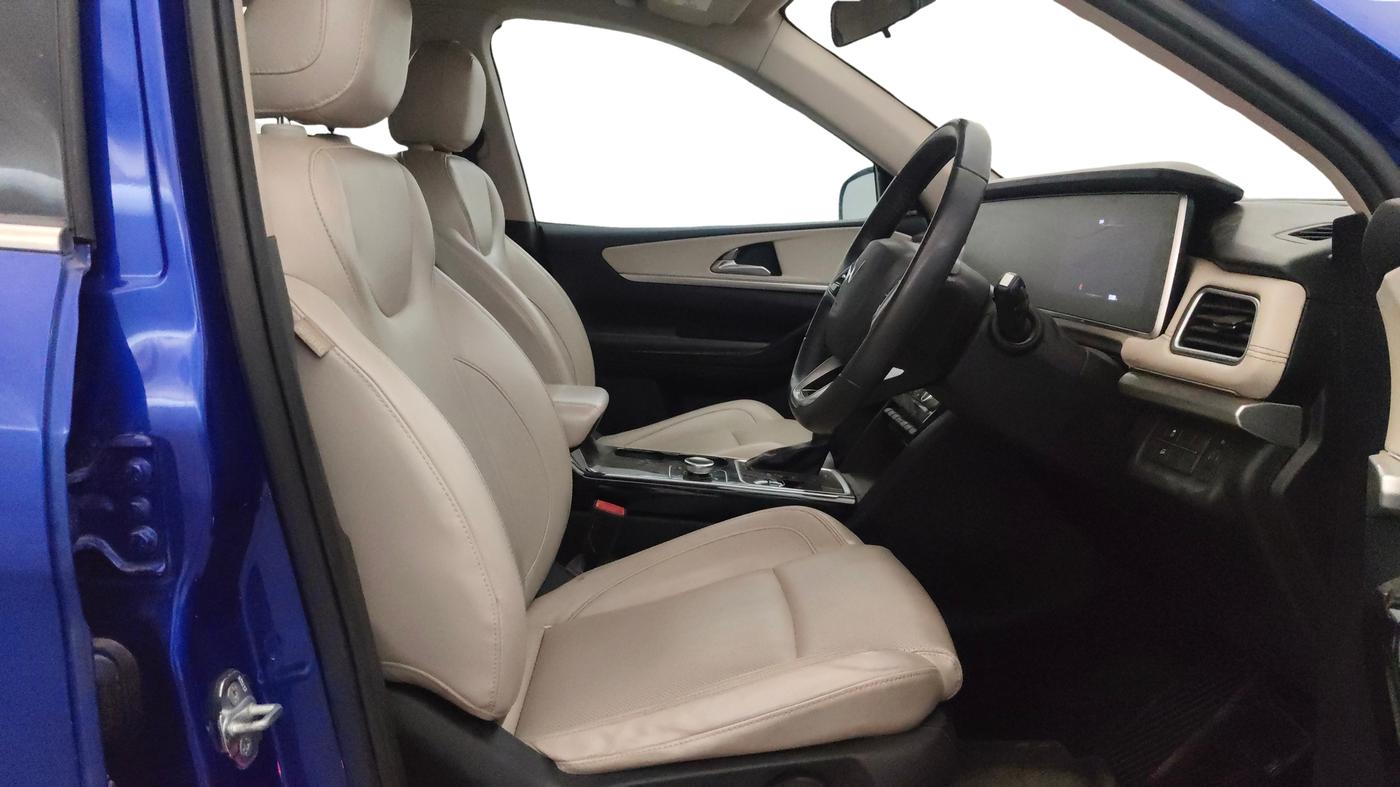2022 Mahindra XUV700 AX 7 LUXURY P AT 7 STR, Petrol, Automatic, 93,087 km, Right Side Front Door Cabin