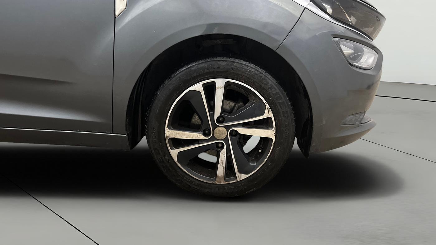 2024 Tata ALTROZ XZ PLUS SUNROOF CNG, CNG, Manual, 30,914 km, Right Front Wheel