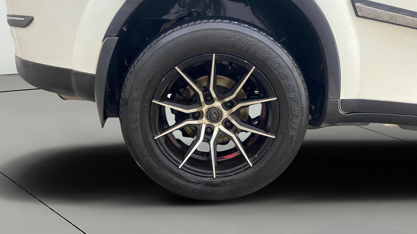 2019 Mahindra XUV500 W7, Diesel, Manual, 1,40,404 km, Right Rear Wheel