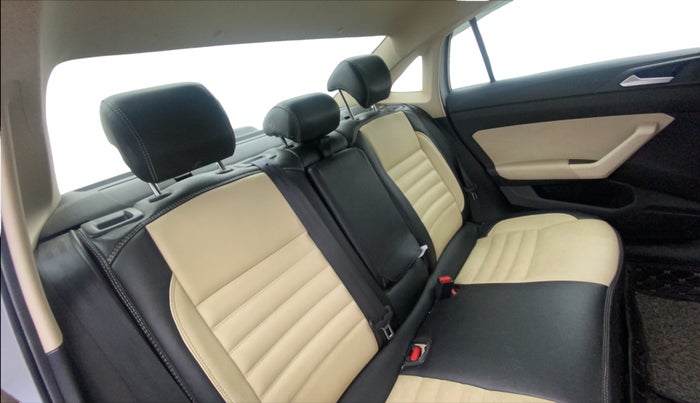 2022 Volkswagen VIRTUS HIGHLINE TSI 1.0 AT, Petrol, Automatic, 42,682 km, Right Side Rear Door Cabin