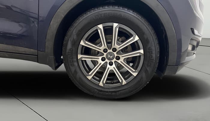 2022 Mahindra XUV700 AX 7 P AT 7 STR, Petrol, Automatic, 78,909 km, Right Front Wheel