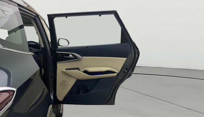 2023 KIA CARENS LUXURY 1.5 TURBO PETROL IMT 7 STR, Petrol, Manual, 29,644 km, RHS Rear Door