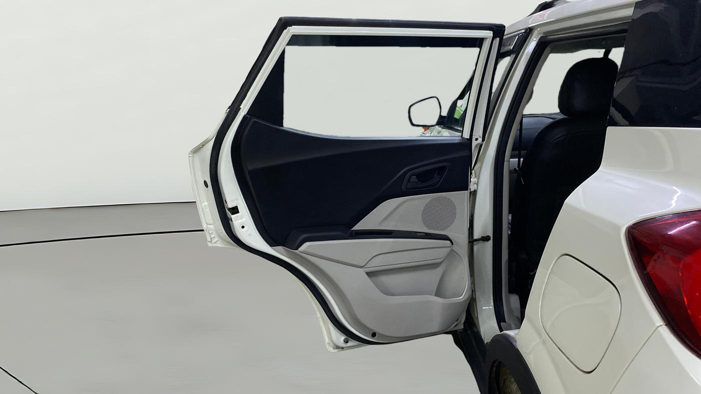 2023 Mahindra XUV300 W6 1.2 PETROL, Petrol, Manual, 31,614 km, LHS Rear Door