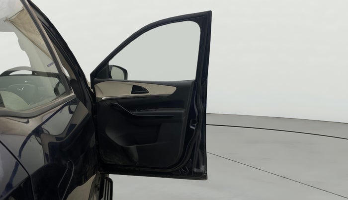 2023 Mahindra XUV700 AX 5 P AT 5 STR, Petrol, Automatic, 21,340 km, RHS Front Door