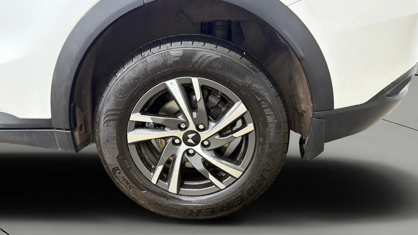 2025 Mahindra XUV700 AX 5 P AT 5 STR, Petrol, Automatic, 3,138 km, Left Rear Wheel