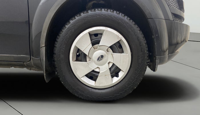 2013 Mahindra XUV500 W6, Diesel, Manual, 1,41,925 km, Right Front Wheel