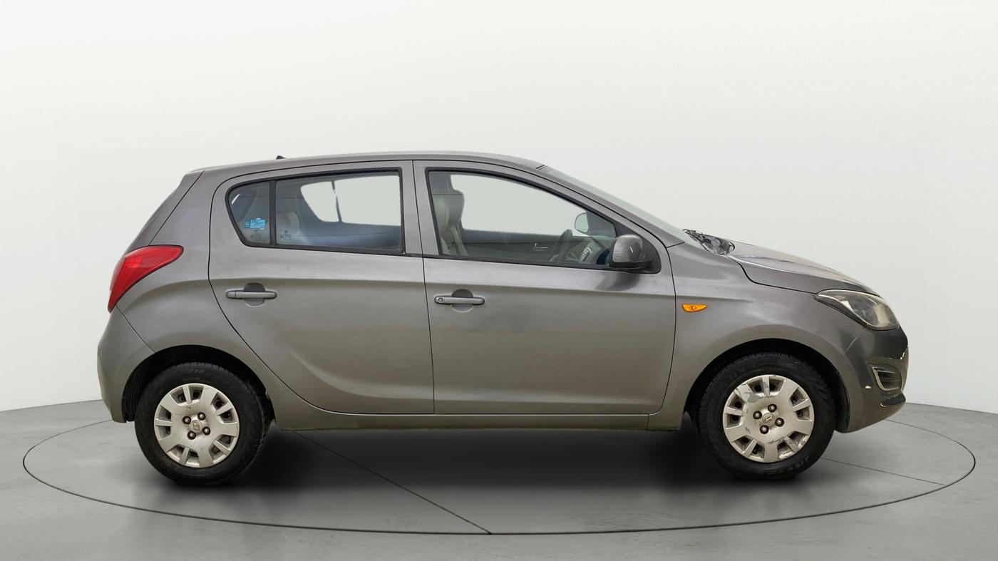 2013 Hyundai i20 MAGNA 1.2, Petrol, Manual, 1,43,751 km, Right Side View