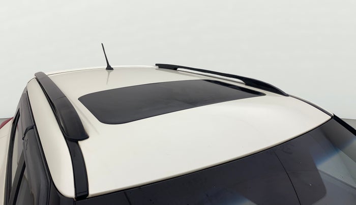 2022 Mahindra XUV300 W8 (O) 1.2 PETROL AMT, Petrol, Automatic, 30,355 km, Roof