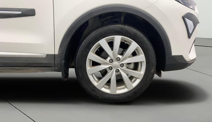 2025 MG ASTOR Select 1.5 MT (Ivory), Petrol, Manual, 4,896 km, Right Front Wheel