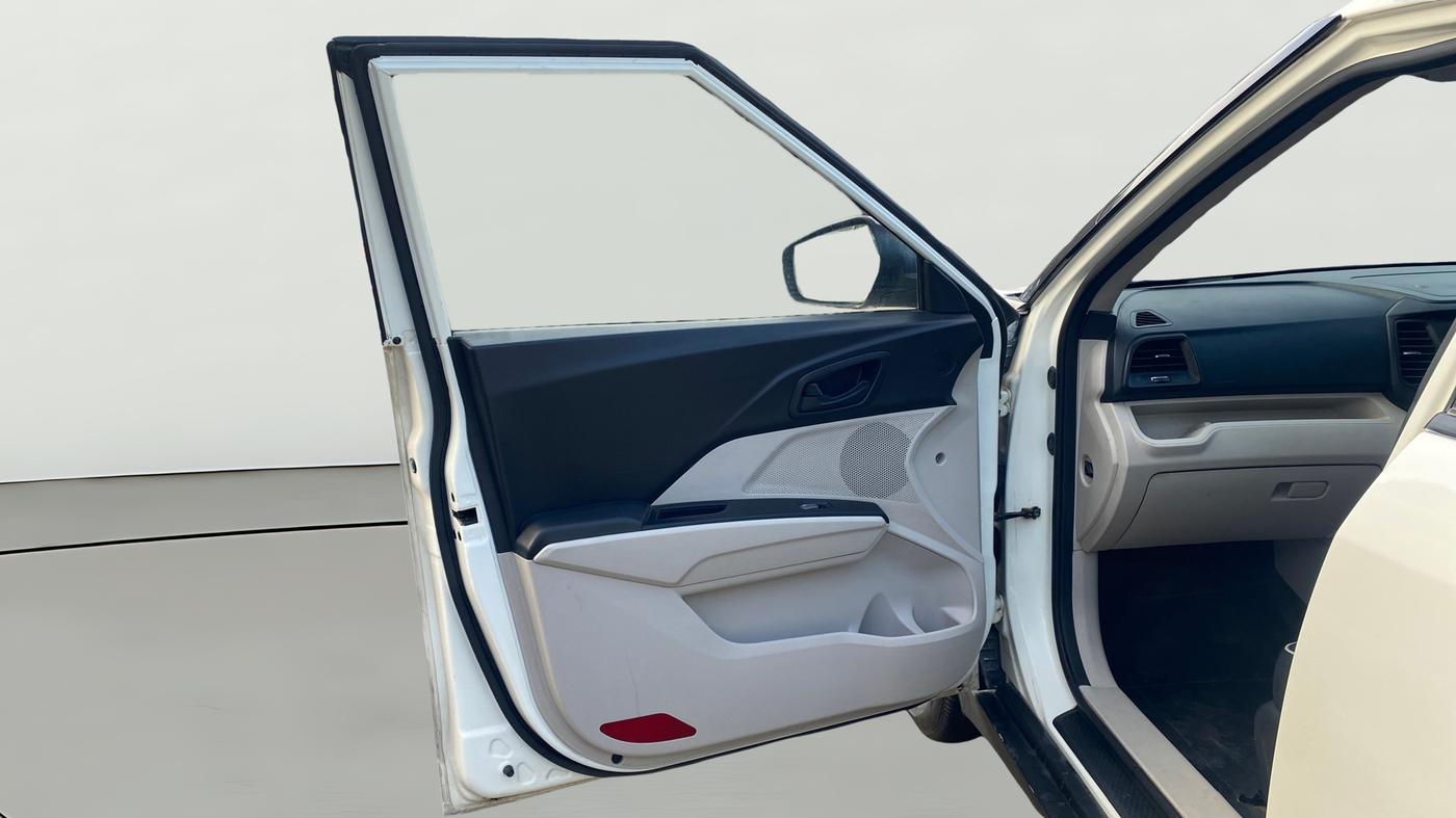 2023 Mahindra XUV300 W6 1.2 PETROL, Petrol, Manual, 52,358 km, LHS Front Door