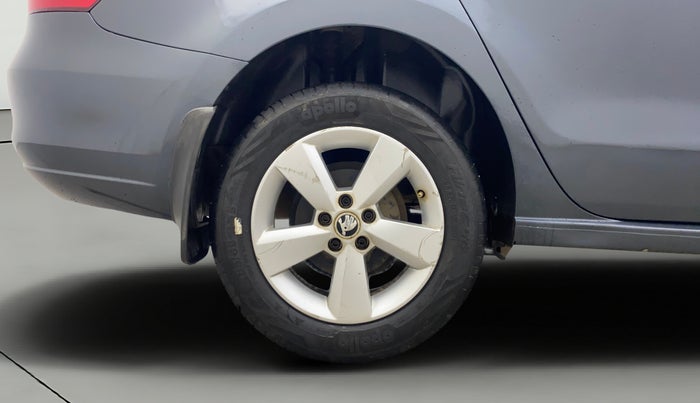 2016 Skoda Rapid 1.6 MPI STYLE PLUS AT, Petrol, Automatic, 87,383 km, Right Rear Wheel