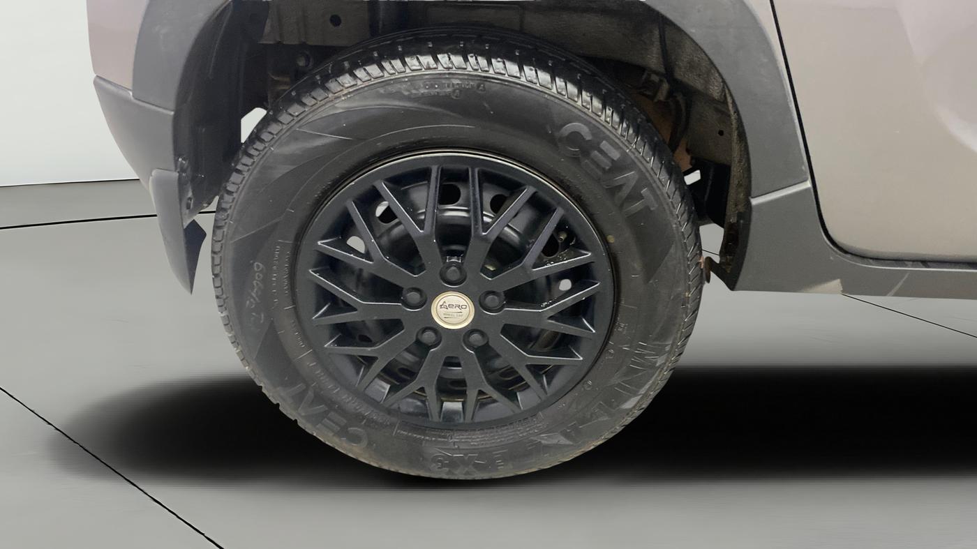2016 Mahindra Kuv100 K4 6 STR, Petrol, Manual, 95,396 km, Right Rear Wheel