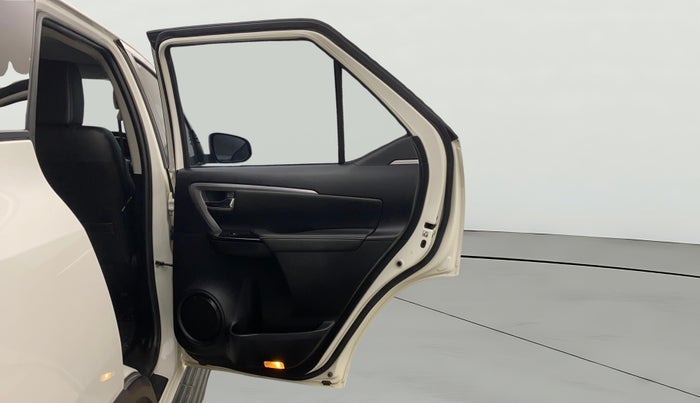 2024 Toyota Fortuner 4X2 MT 2.7 PETROL, Petrol, Manual, 22,651 km, RHS Rear Door