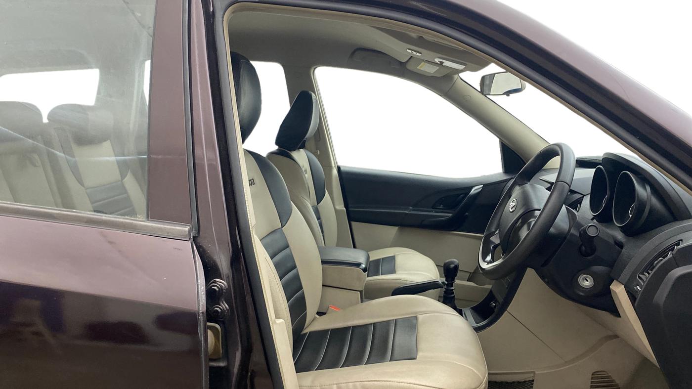 2016 Mahindra XUV500 W4, Diesel, Manual, 49,217 km, Right Side Front Door Cabin