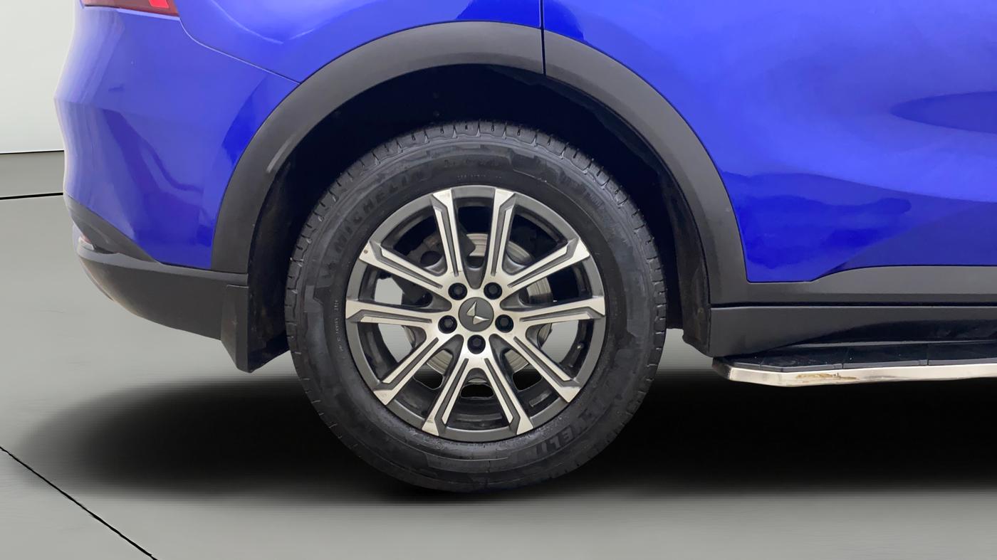2021 Mahindra XUV700 AX 7 LUXURY P AT 7 STR, Petrol, Automatic, 82,282 km, Right Rear Wheel