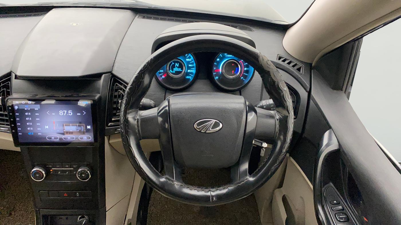 2017 Mahindra XUV500 W4, Diesel, Manual, 99,924 km, Steering Wheel Close Up