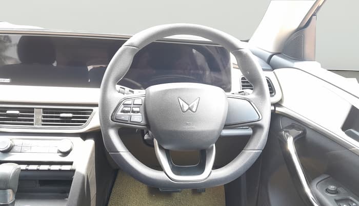 2022 Mahindra XUV700 AX 5 P AT 5 STR, Petrol, Automatic, 34,044 km, Steering Wheel Close Up