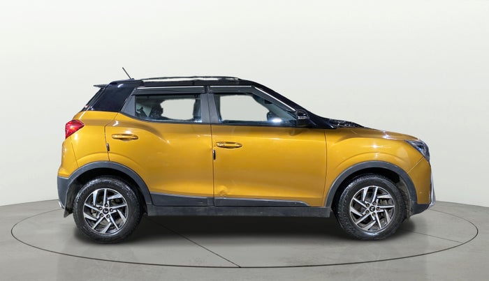 2023 Mahindra XUV300 W8(O) 1.2 PETROL DUAL TONE, Petrol, Manual, 58,758 km, Right Side View