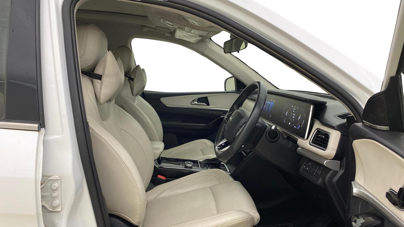 2023 Mahindra XUV700 AX 7 LUXURY P AT 7 STR, Petrol, Automatic, 33,773 km, Right Side Front Door Cabin