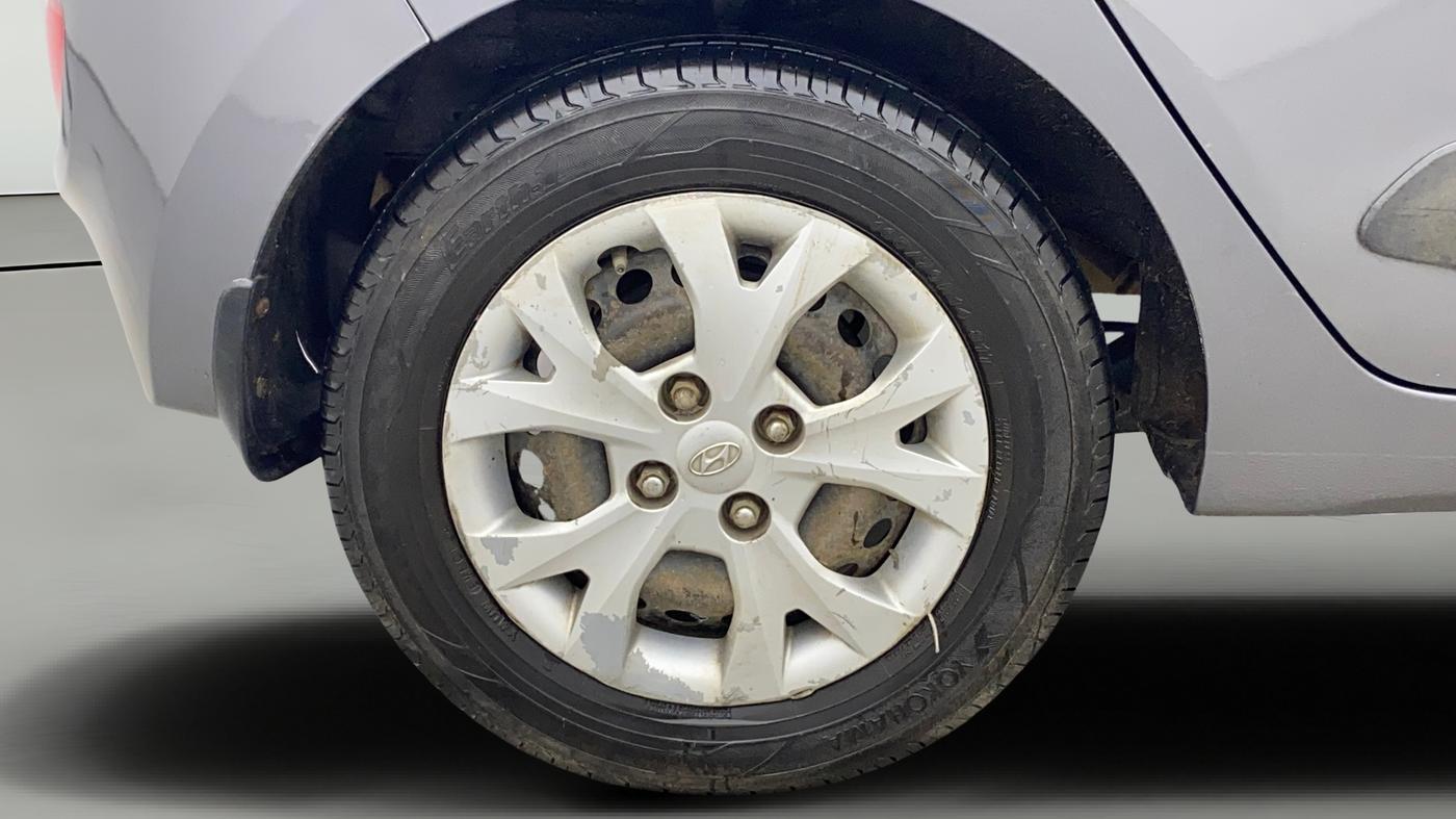 2016 Hyundai Grand i10 MAGNA AT 1.2 KAPPA VTVT, Petrol, Automatic, 1,44,747 km, Right Rear Wheel