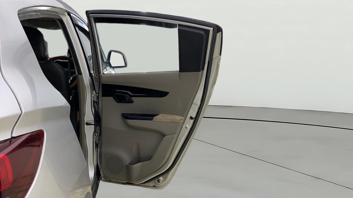 2016 Mahindra Kuv100 K8 5 STR, Petrol, Manual, 61,297 km, RHS Rear Door