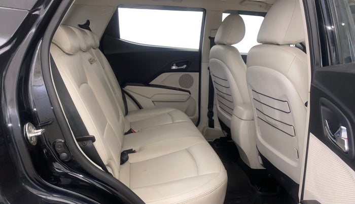2022 Mahindra XUV300 W8 (O) 1.2 PETROL, Petrol, Manual, 33,154 km, Right Side Rear Door Cabin