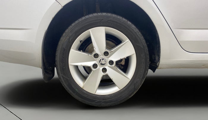 2016 Skoda Octavia STYLE PLUS AT 1.8 TSI, Petrol, Automatic, 94,300 km, Right Rear Wheel