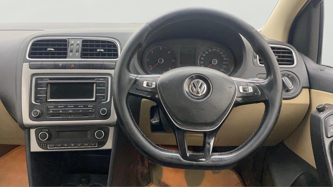2015 Volkswagen Polo HIGHLINE1.5L, Diesel, Manual, 1,43,843 km, Steering Wheel Close Up
